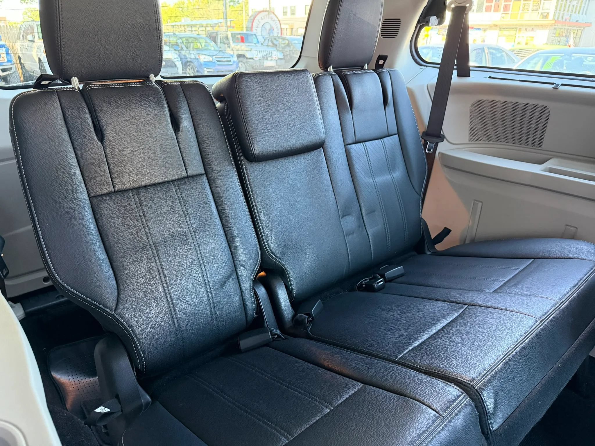 Used 2016 Chrysler Town & Country Touring-L FWD image 14
