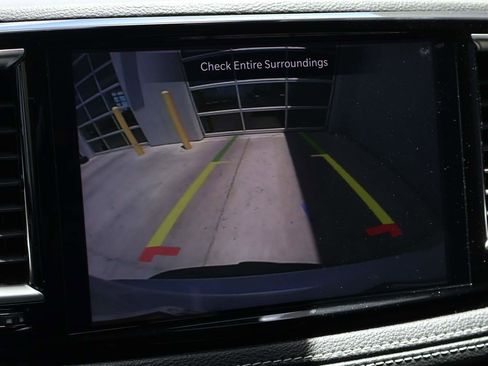 Used 2024 Chrysler Pacifica Touring-L FWD image 19
