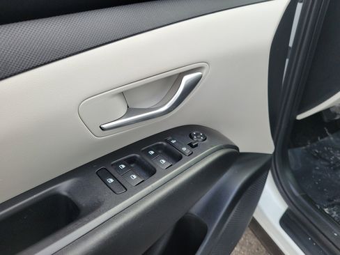 Used 2023 Hyundai Tucson SE image 18