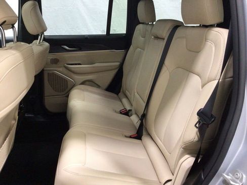 Used 2024 Jeep Grand Cherokee Limited w/ Luxury Tech Group II AWD/4WD image 16