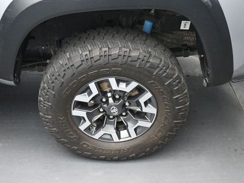 Used 2022 Toyota Tacoma TRD Off-Road w/ Technology Package AWD/4WD image 11