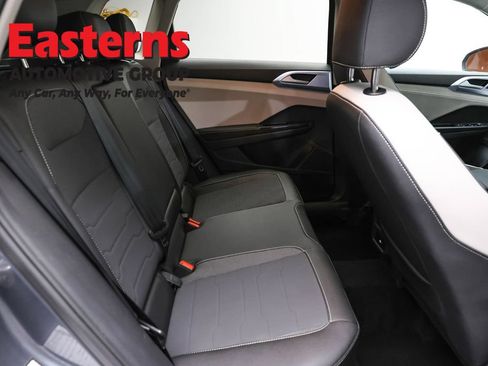 Used 2025 Volkswagen Taos SE AWD/4WD image 22