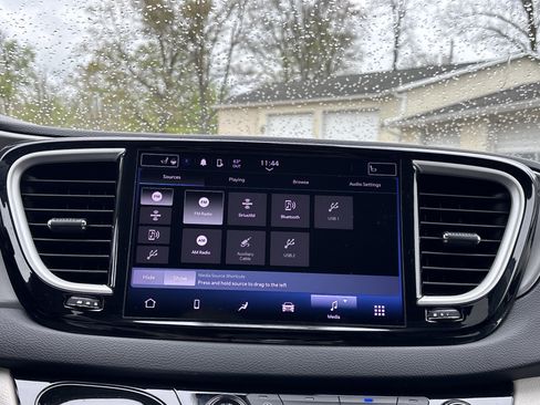 Used 2023 Chrysler Pacifica Touring-L FWD image 22