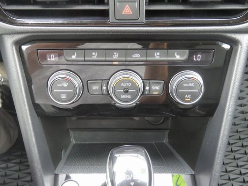 Used 2022 Volkswagen Taos SEL image 25