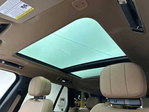 Used 2025 Land Rover Range Rover SE image 9