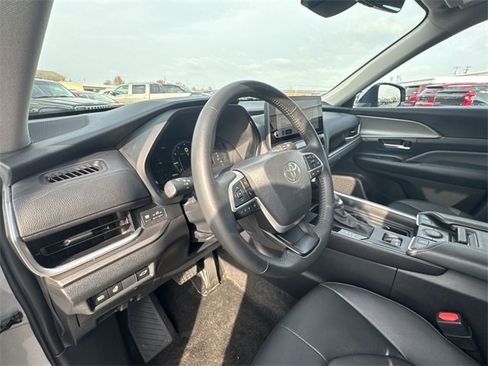 Used 2024 Toyota Grand Highlander Limited image 11