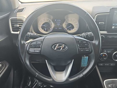 Used 2022 Hyundai Venue SEL FWD image 11