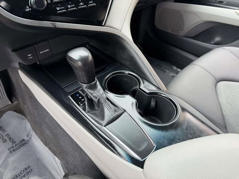 Used 2018 Toyota Camry LE image 32