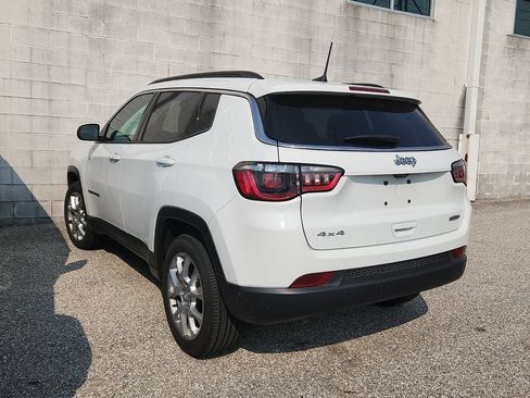 Used 2024 Jeep Compass Latitude w/ Sun and Sound Group AWD/4WD image 3