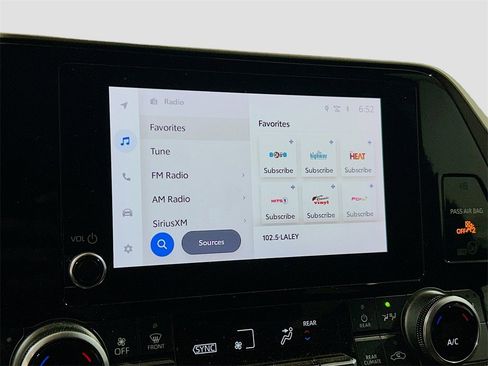 Used 2023 Toyota Highlander XLE image 12