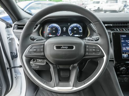 Used 2025 Jeep Grand Cherokee Altitude RWD image 20