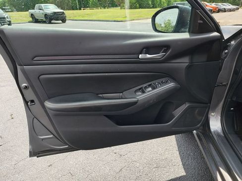 Used 2025 Nissan Altima 2.5 SV FWD image 11