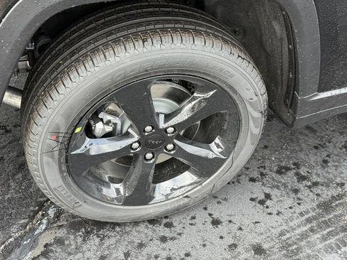 New 2025 Jeep Grand Cherokee L Limited w/ Black Appearance Package image 5