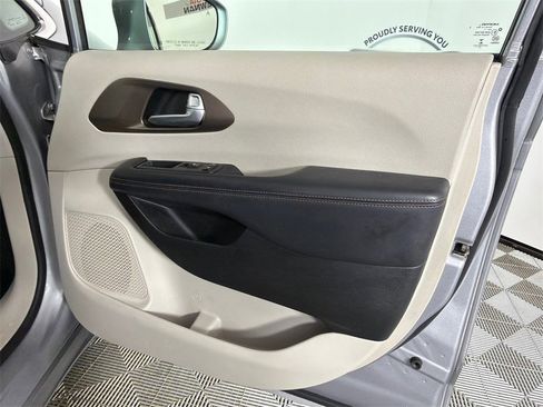 Used 2018 Chrysler Pacifica Touring-L image 14