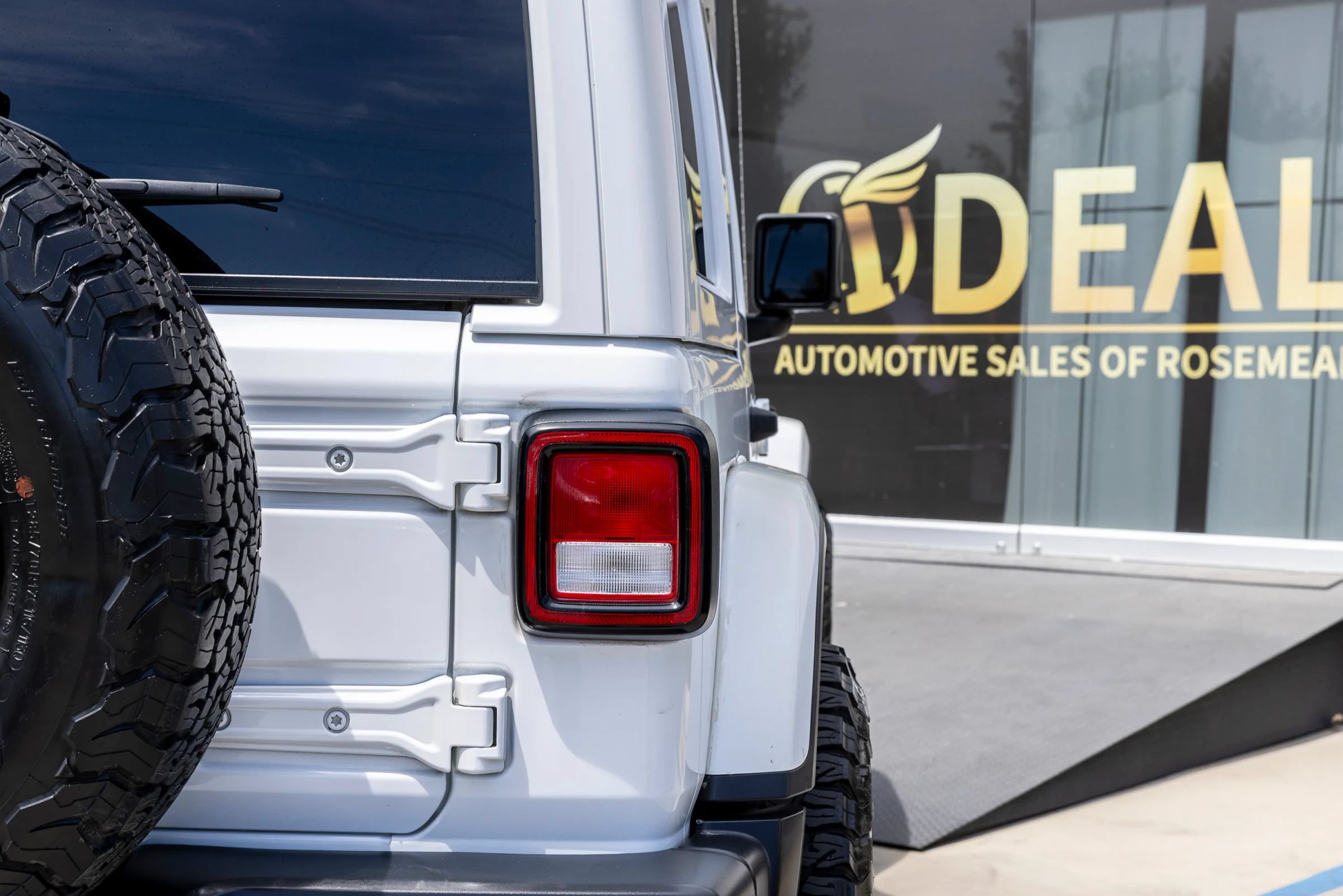 Used 2019 Jeep Wrangler Unlimited Sahara AWD/4WD image 16