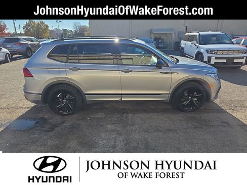 Used 2023 Volkswagen Tiguan SE R-Line image 14