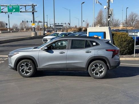 Used 2025 Chevrolet Trax LT w/ Driver Confidence Package image 2