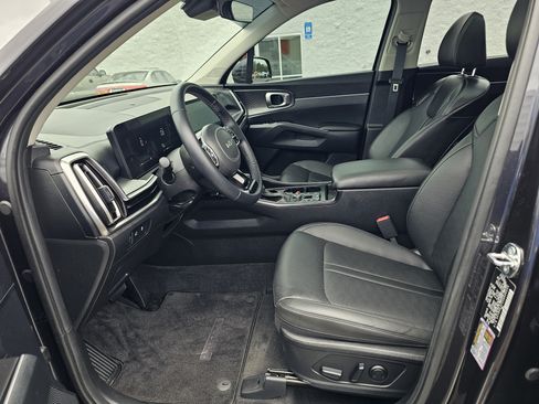 Used 2025 Kia Sorento EX w/ Panoramic Sunroof Package FWD image 17