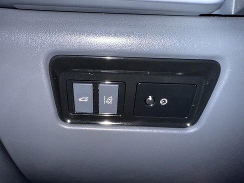 Used 2018 Jaguar F-PACE Premium image 24