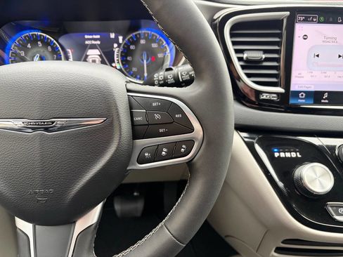 Used 2024 Chrysler Pacifica Touring-L image 21