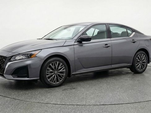 Used 2025 Nissan Altima 2.5 SV FWD image 3