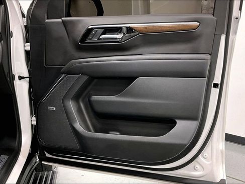 Used 2025 Chevrolet Suburban High Country AWD/4WD image 22