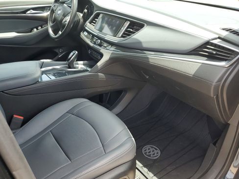 Used 2020 Buick Enclave Essence image 9
