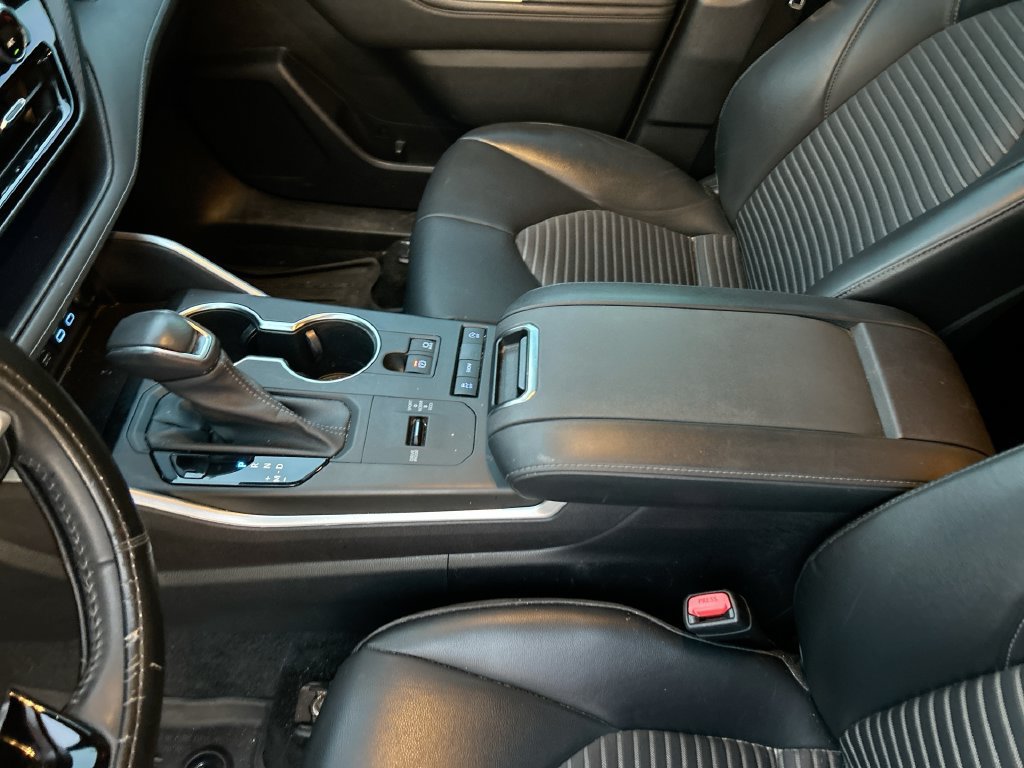 Used 2022 Toyota Highlander XSE FWD image 28