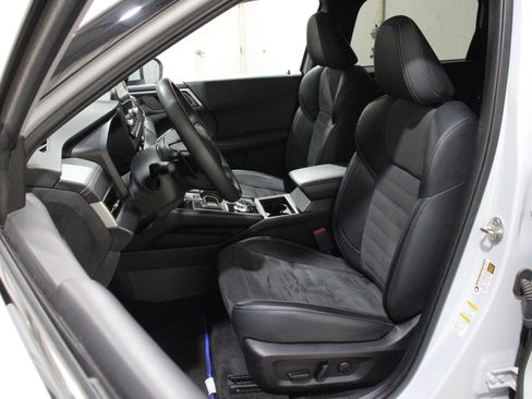 Used 2024 Mitsubishi Outlander 4WD Plug-In Hybrid image 5