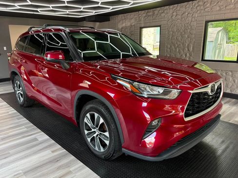 Used 2020 Toyota Highlander XLE FWD image 2