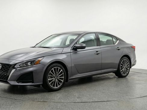 Used 2025 Nissan Altima 2.5 SV image 3