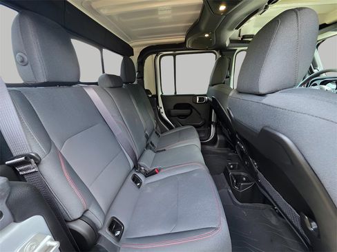 Used 2024 Jeep Gladiator Rubicon w/ Technology Group image 9