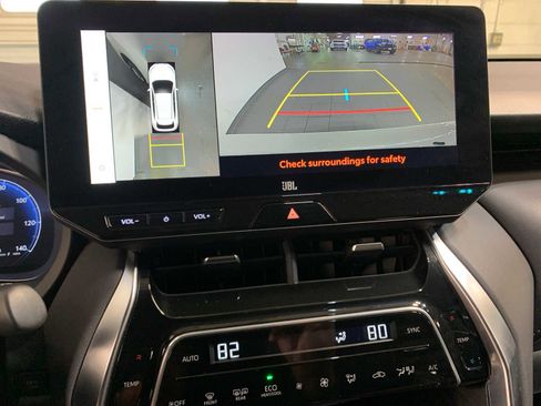 Used 2023 Toyota Venza Limited image 5