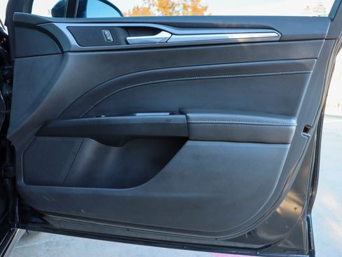 Used 2015 Ford Fusion SE image 10