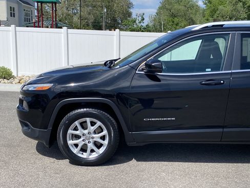 Used 2018 Jeep Cherokee Latitude FWD image 2
