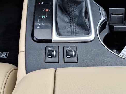 Used 2014 Toyota Highlander XLE AWD/4WD image 16