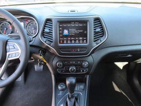 Used 2022 Jeep Cherokee Latitude w/ Sun & Sound Group image 19