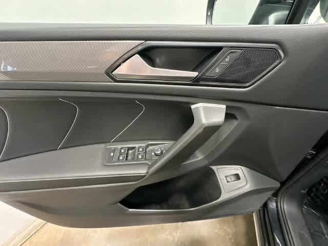 Used 2024 Volkswagen Tiguan SE w/ Panoramic Sunroof Package AWD/4WD image 19