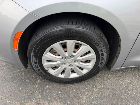 Used 2020 Chrysler Voyager L FWD image 9