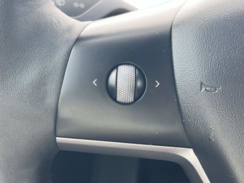 Used 2022 Tesla Model Y Long Range image 9