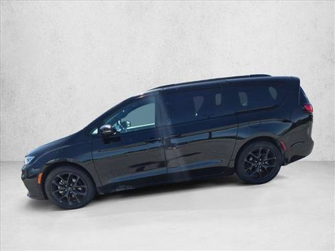Used 2025 Chrysler Pacifica Limited FWD image 5