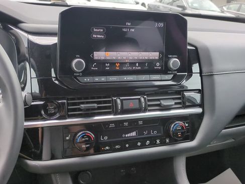 Used 2025 Nissan Pathfinder SV FWD image 18