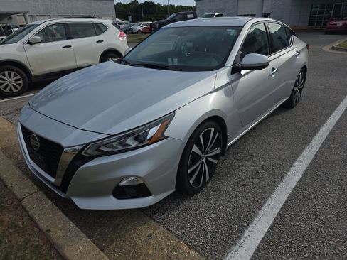 Used 2020 Nissan Altima 2.0 Platinum FWD image 1