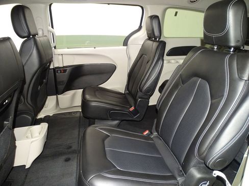 Used 2024 Chrysler Pacifica Touring-L image 9