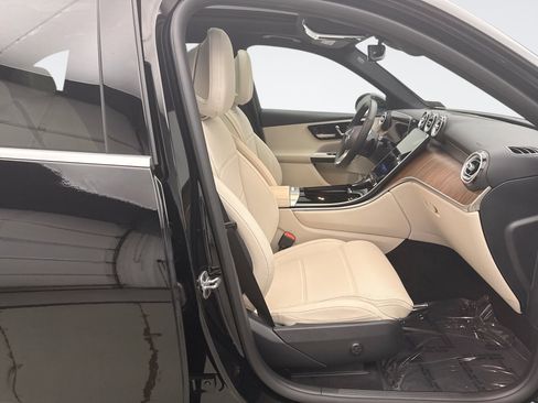 Used 2025 Mercedes-Benz GLC 300 4MATIC image 19