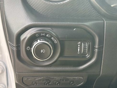 Used 2025 Jeep Wrangler Unlimited Rubicon w/ Convenience Group AWD/4WD image 28