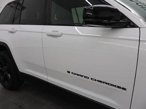 Used 2023 Jeep Grand Cherokee Altitude AWD/4WD image 23