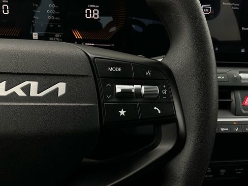 Used 2025 Kia K4 LXS image 36