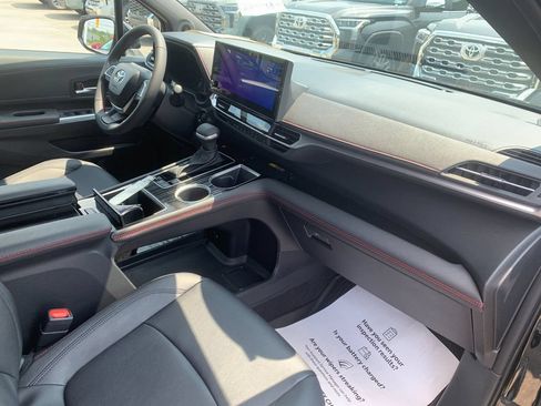 Used 2026 Toyota Sienna XSE FWD image 19