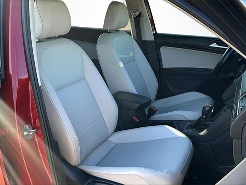 Used 2019 Volkswagen Tiguan SE w/ Panoramic Sunroof Package image 30